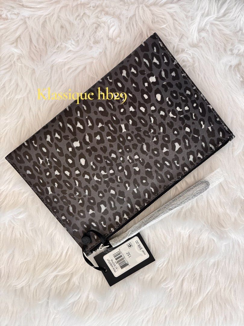 Dkny wristlet (Category: Luxury Bags & Wallets) located in Lipa City. Submitted by klassique_handbags (Listing ID 1406028247, Image 2). Description: ✅Brandew ✅💯original from🇱🇷 ✅fit any phones .