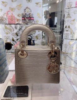 （分類：）位於 。 由 mialuxury_ 提交（商品編號 1406017602，圖片 1）。簡介： 。