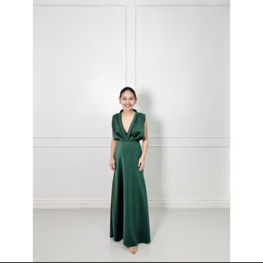 Emerald Green Deep V Neckline Dress (Category: Evening dresses & gowns) located in Mandaluyong City. Submitted by mfs0ng (Listing ID 1406085631, Image 1). Description: RFS: Decluttering Ordered it online but I was not able to use it kasi late na dumating for the intended event. Material: Thick Neoprene Has back tie so you can still cinch in your waist. The website says it can fit up to XL, upon trying it on, I think until size Large lang for bett