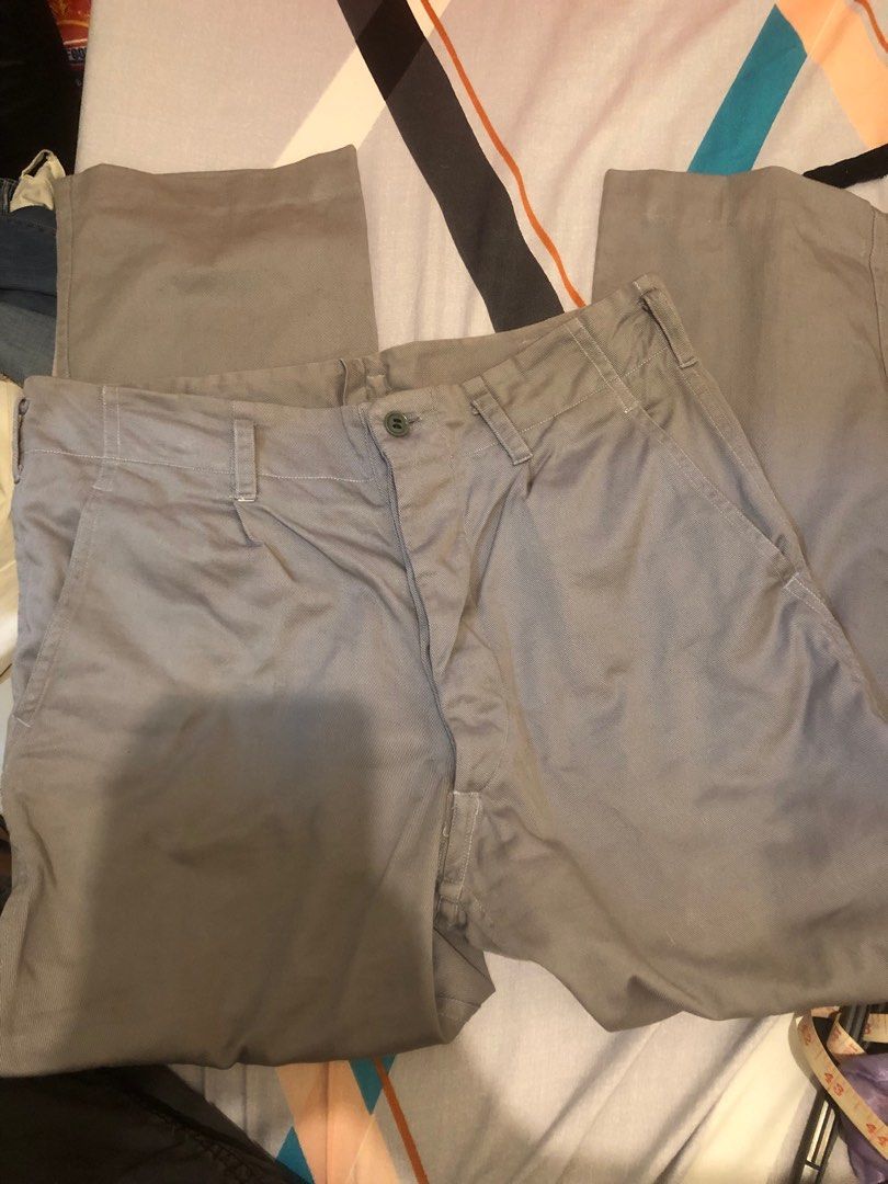 Gray Chino Pants (Category: Chinos) located in Pasig City. Submitted by boundless93 (Listing ID 1406064681, Image 1). Description: - Gray chino pants - Classic design - Button closure - Multiple pockets - Durable fabric - Straight leg cut - Versatile style - Neutral gray color 32" medida size Highwaist.