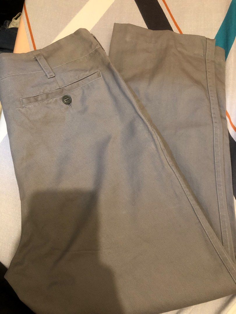 Gray Chino Pants (Category: Chinos) located in Pasig City. Submitted by boundless93 (Listing ID 1406064681, Image 2). Description: - Gray chino pants - Classic design - Button closure - Multiple pockets - Durable fabric - Straight leg cut - Versatile style - Neutral gray color 32" medida size Highwaist.