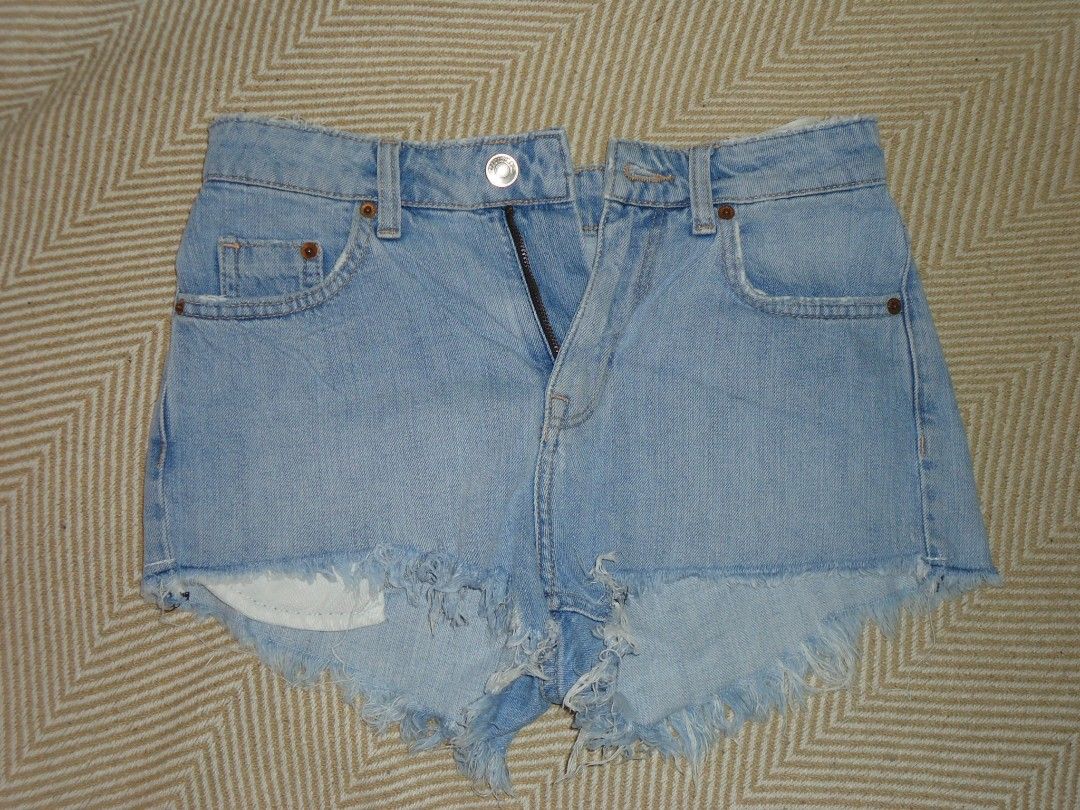 H&M High Waisted Denim Maong Shorts (Category: Shorts) located in Lipa City. Submitted by madmaxxene (Listing ID 1404565284, Image 1). Description: ❤️ Worn a few times only 🚚 Shipping via Flash Express 💵 MOP: GCash 📍LOC: Lipa City, Batangas.