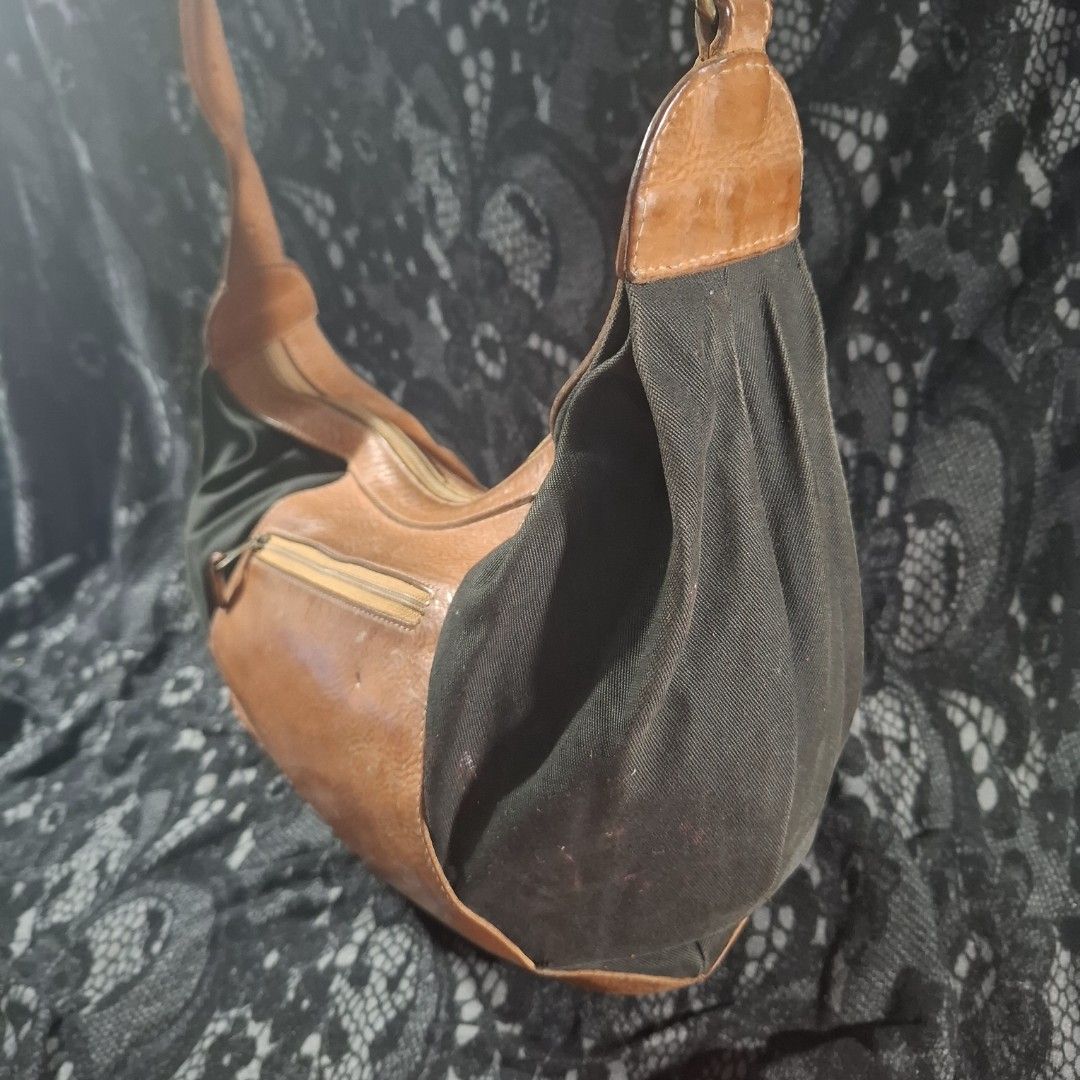 Il Bisonte Leather and Canvass Combi Shoulder Bag (Category: Shoulder Bags) located in Manila. Submitted by jjprelovedcollections2 (Listing ID 1406066362, Image 2). Description: - Authentic Il Bisonte shoulder bag - Brown leather and Black Canvass - Front pocket with buckle closure - Zippered main compartment - Adjustable shoulder strap - Needs cleaning both leather and canvass (repainted ng black ung canvass) mas ok na tignan vs sa post..