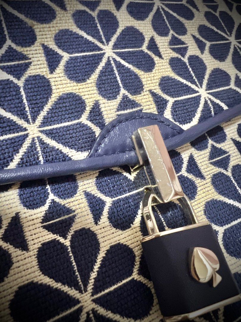 Katespade Flower jacquard small flap (Category: Luxury Bags & Wallets) located in Quezon City. Submitted by obsessedwithbagsbymsjpq (Listing ID 1405940977, Image 3). Description: Has a fine scatches on the turnlock barely noticeable. .