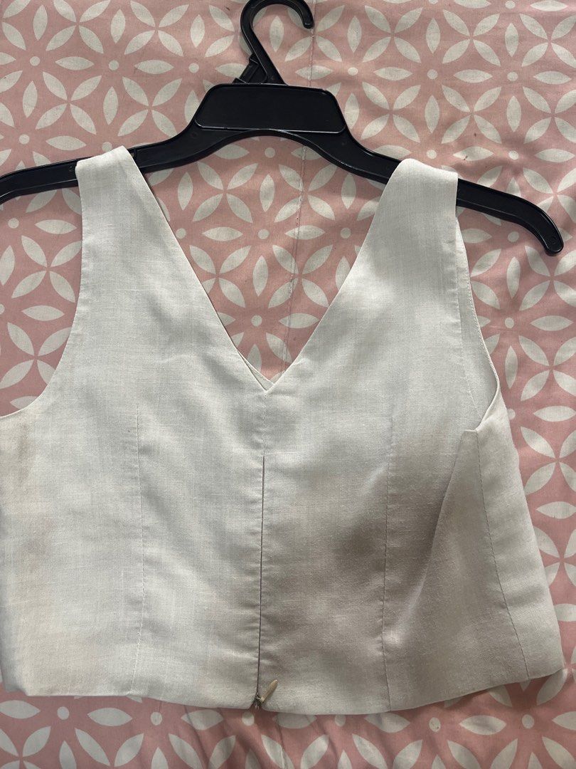 Laya V-neck Crop Top linen beige (Category: Sleeveless) located in Mandaluyong City. Submitted by andiwears (Listing ID 1405953262, Image 2). Description: - Laya white crop top - V-neck design - Sleeveless - Back zipper closure - Made of linen-like material - Size: Small - local brand.