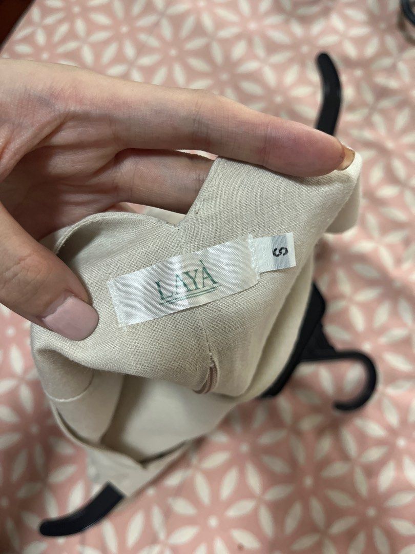Laya V-neck Crop Top linen beige (Category: Sleeveless) located in Mandaluyong City. Submitted by andiwears (Listing ID 1405953262, Image 3). Description: - Laya white crop top - V-neck design - Sleeveless - Back zipper closure - Made of linen-like material - Size: Small - local brand.