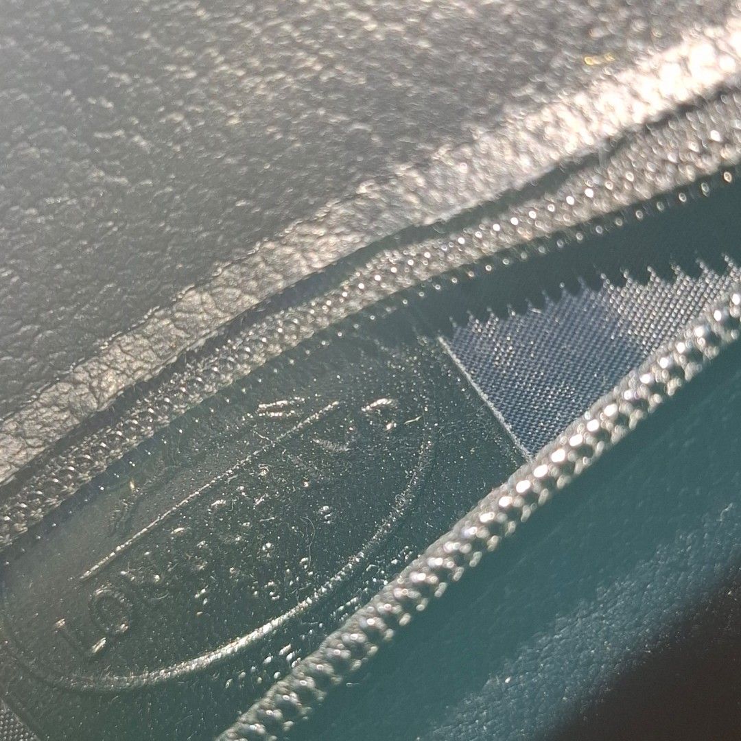 LONGCHAMP 💯 Hand bag Vintage (Category: Luxury Bags & Wallets) located in Quezon City. Submitted by reuserecyclereclaim (Listing ID 1396070991, Image 3). Description: ALL ITEMS ON SALE, FINAL CALL 🎊🥳😊💯 AUTHENTIC LONGCHAMP Made in Paris 💯 GENUINE LEATHER PM 📩 Loc: tandang sora, qc.