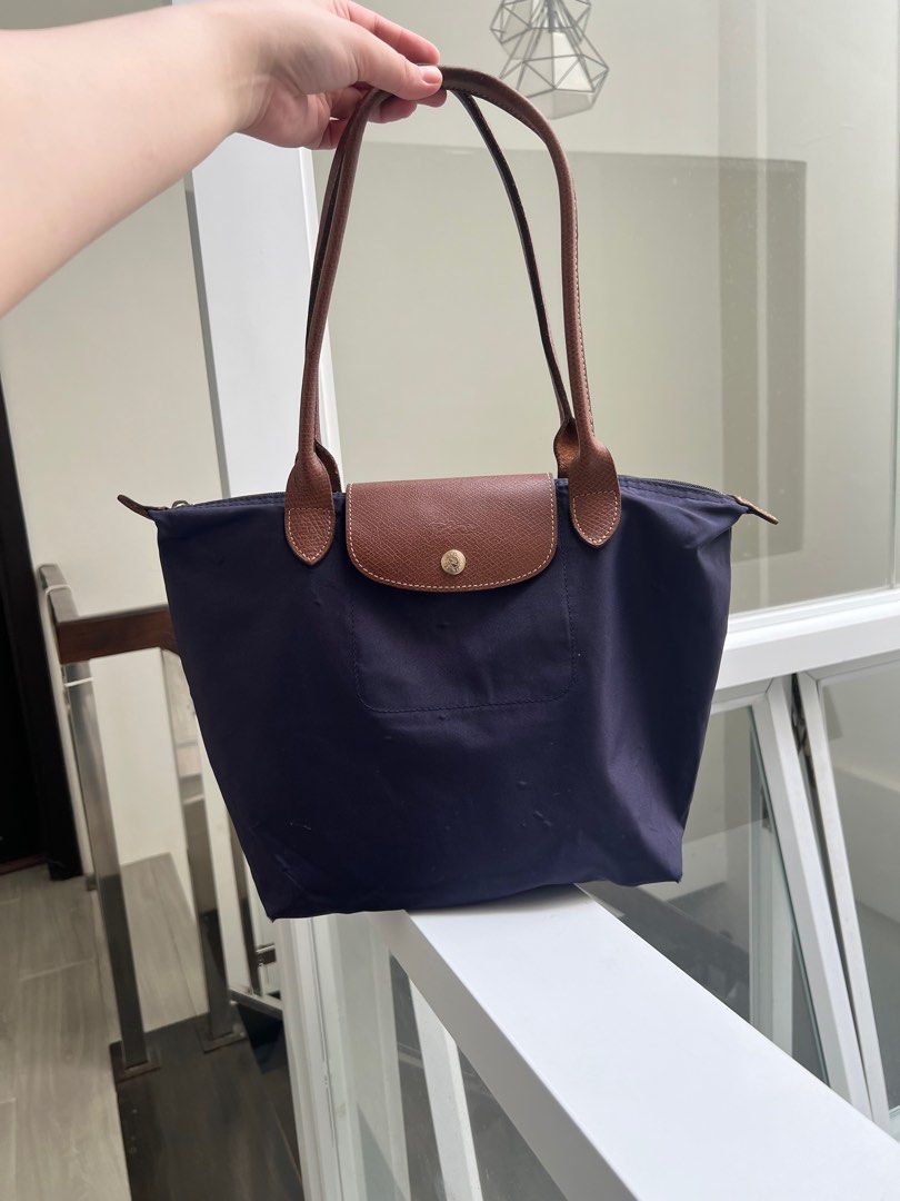 AUTHENTIC Longchamp Le Pliage Tote Bag - violet (Category: Luxury Bags & Wallets) located in Quezon City. Submitted by styleandcomfort (Listing ID 1405990860, Image 1). Description: 100% original store bought around 15,000 Hindi po nagbabalat yung leather Has air bubbles (you can search how to remove it) and may butas po yung corners sa baba Message me for inquiries.