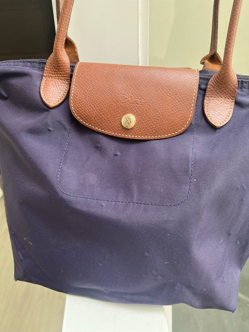 AUTHENTIC Longchamp Le Pliage Tote Bag - violet (Category: Luxury Bags & Wallets) located in Quezon City. Submitted by styleandcomfort (Listing ID 1405990860, Image 2). Description: 100% original store bought around 15,000 Hindi po nagbabalat yung leather Has air bubbles (you can search how to remove it) and may butas po yung corners sa baba Message me for inquiries.