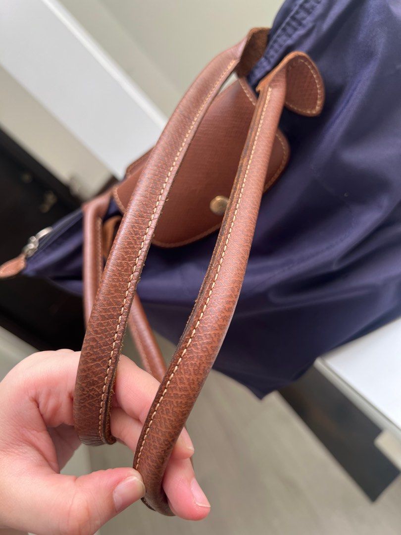 AUTHENTIC Longchamp Le Pliage Tote Bag - violet (Category: Luxury Bags & Wallets) located in Quezon City. Submitted by styleandcomfort (Listing ID 1405990860, Image 3). Description: 100% original store bought around 15,000 Hindi po nagbabalat yung leather Has air bubbles (you can search how to remove it) and may butas po yung corners sa baba Message me for inquiries.
