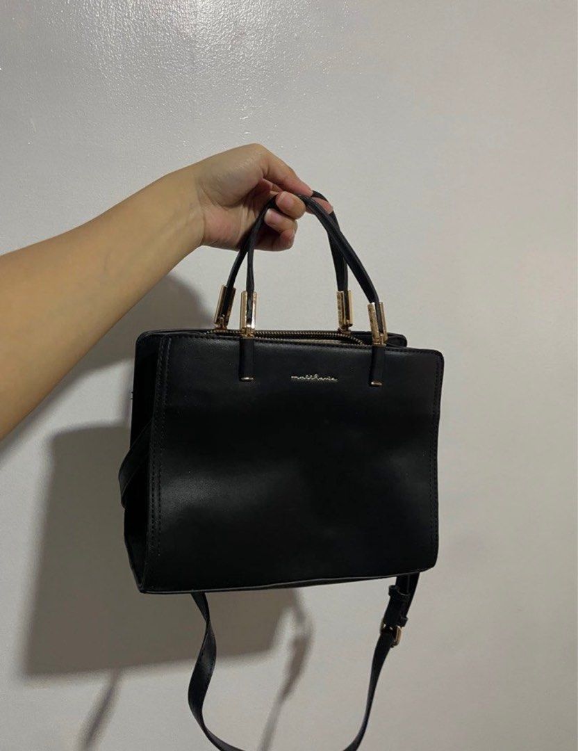 Matthew Bag & Bench Tote Bag (Category: Shoulder Bags) located in Bulacan. Submitted by ynarandom (Listing ID 1405990370, Image 2). Description: nakatambak nalang po but in good condition pa 😊.