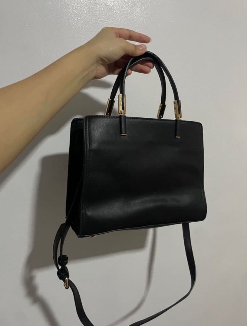 Matthew Bag & Bench Tote Bag (Category: Shoulder Bags) located in Bulacan. Submitted by ynarandom (Listing ID 1405990370, Image 3). Description: nakatambak nalang po but in good condition pa 😊.