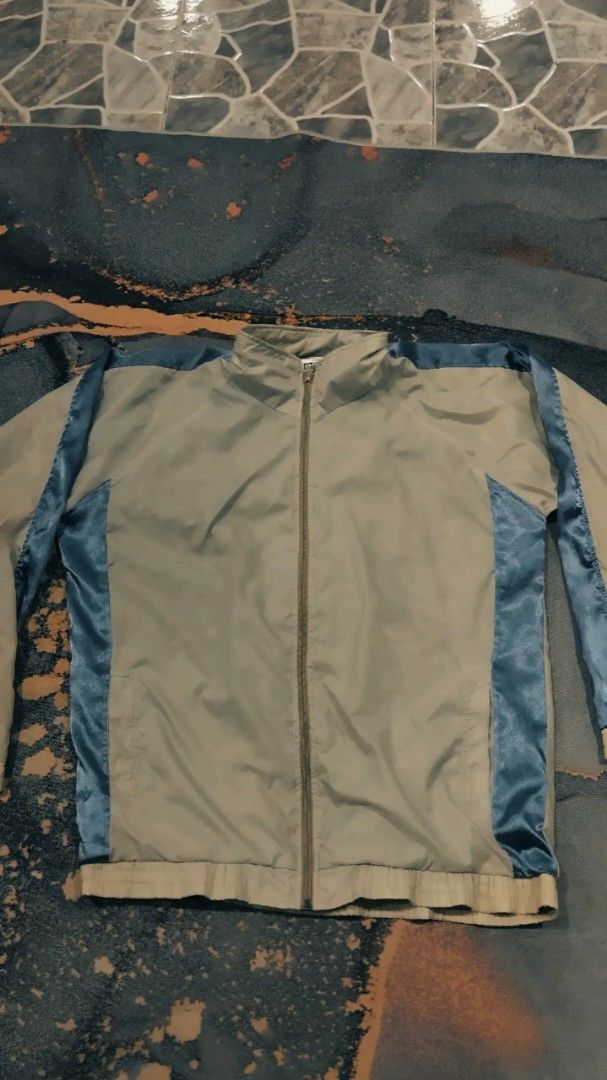 MS Elite Jacket (Category: Hoodies) located in Ketereh. Submitted by kiviathriftbundle (Listing ID 1405942607, Image 1). Description: - Vintage MS Elite jacket - Light grey exterior with blue accents - Unique leopard print lining - Full zip closure - Stand-up collar - Elasticated cuffs and hem - Perfect for a retro look.