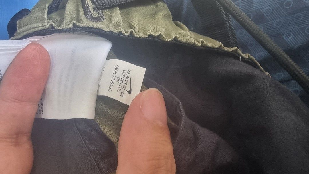 Nike ACG Green Cargo Pants XS (Category: Other Bottoms) located in Manila. Submitted by blizzardstan (Listing ID 1405946815, Image 2). Description: - Green Nike cargo pants - Size: XS - Relaxed fit - with belt - Multiple pockets - Nike logo on back pocket.