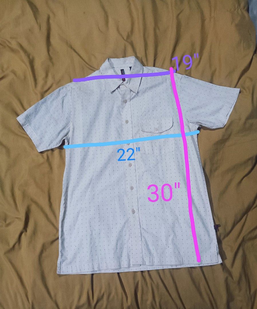 Perry Ellis America Men's Button Down Polo (Category: Tshirts & Polo Shirts ) located in Manila. Submitted by jo_shinmura (Listing ID 1406075016, Image 2). Description: needs wash mahirap idescribe color niya, di fully makuha ng cam. offwhite na leaning na sa peach, pero in some lighting pale offwhite yellow naman (like yung closeup pics naay flash).