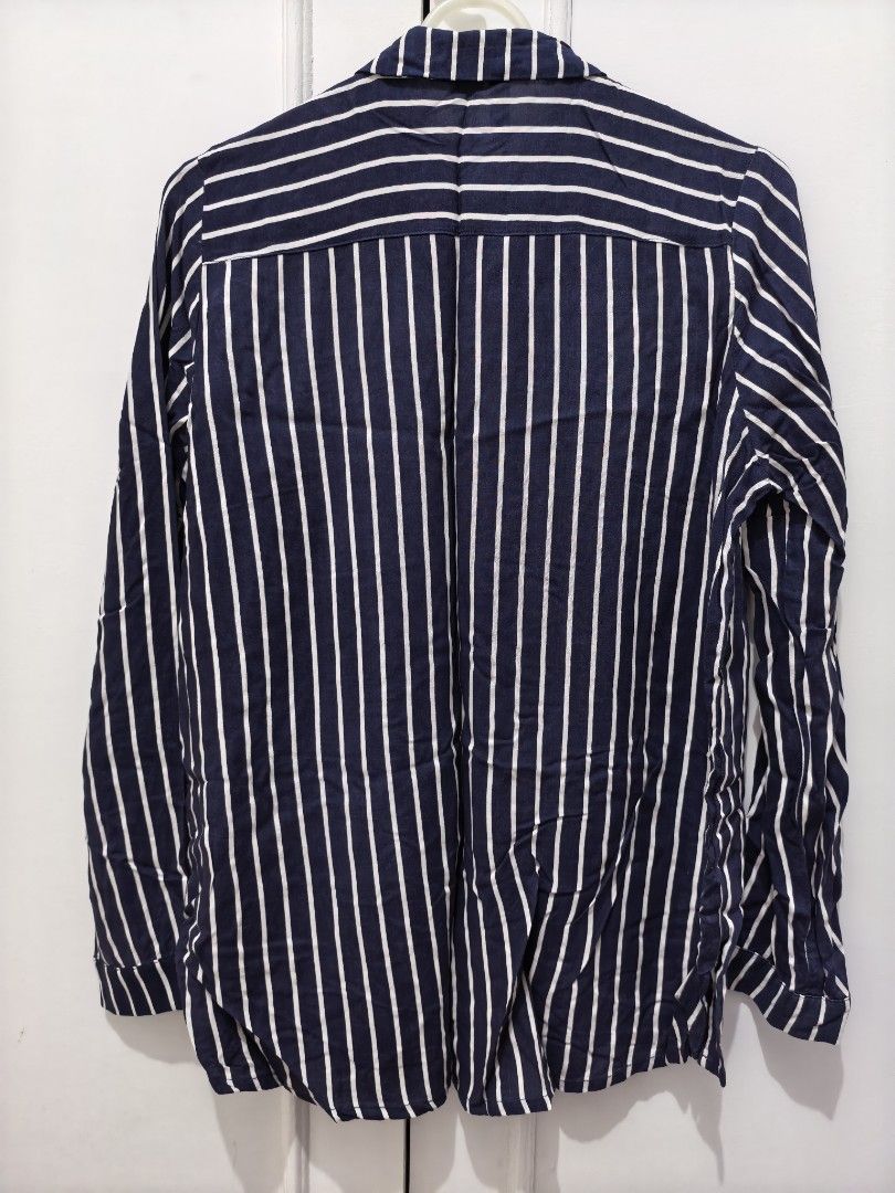 PRE-LOVED BLOUSE /OFFICE TOP/Divided BY H&M (Category: Blouses) located in Mandaluyong City. Submitted by berriesweet (Listing ID 1406051729, Image 3). Description: - Pre-loved H&M Divided blouse - Size: M - Design: Navy and white stripes - Style: Office top / Casual - Condition: 7/10.