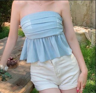 (Category: ) located in . Submitted by circleofwardrobe (Listing ID 1405910095, Image 1). Description: .