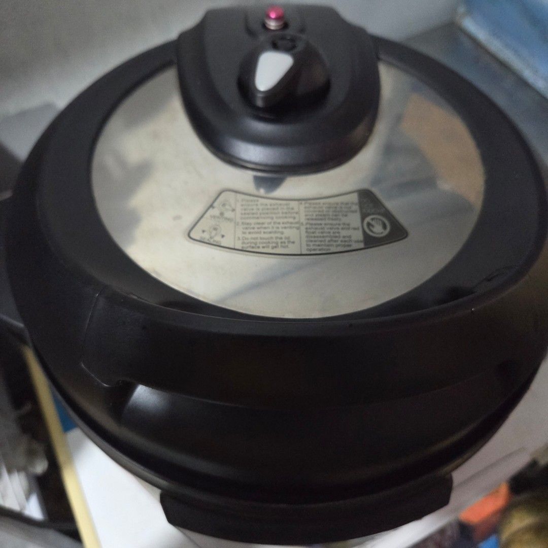 Russell Hobbs Express Chef multi cooker (Category: Cookers) located in Taguig. Submitted by roma2701 (Listing ID 1406035159, Image 2). Description: unit box and accessories Multi cooker: preassure cook sauté bake steam roast.