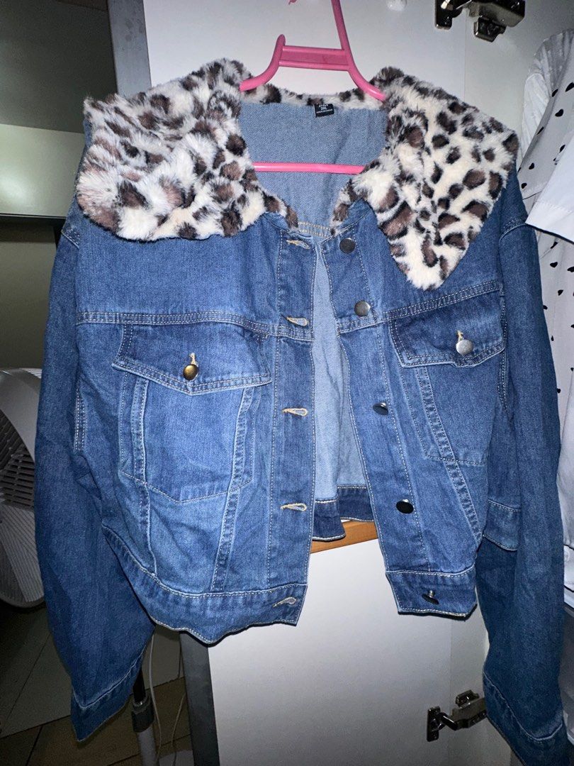 SHEIN Privé Curve Plus Size Denim button down Jacket with Leopard Collar (Category: Coats, Jackets and Outerwear) located in Caloocan City. Submitted by be.iiiii (Listing ID 1406029741, Image 2). Description: - SHEIN Privé denim jacket - Leopard print collar - Classic button-down design - Two chest pockets - Standard fit - Versatile for various outfits For LALAMOVE or 2GO shipping only Best fit 3Xl.