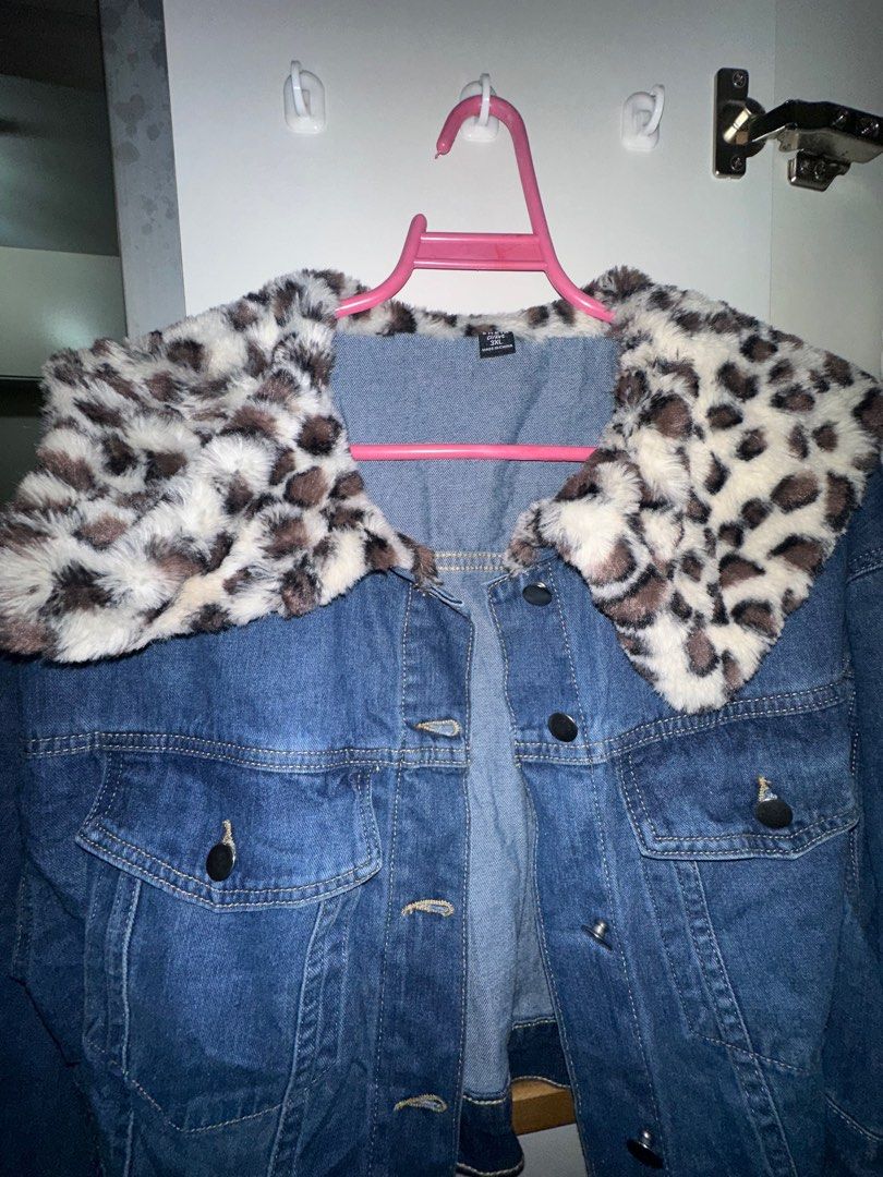 SHEIN Privé Curve Plus Size Denim button down Jacket with Leopard Collar (Category: Coats, Jackets and Outerwear) located in Caloocan City. Submitted by be.iiiii (Listing ID 1406029741, Image 3). Description: - SHEIN Privé denim jacket - Leopard print collar - Classic button-down design - Two chest pockets - Standard fit - Versatile for various outfits For LALAMOVE or 2GO shipping only Best fit 3Xl.