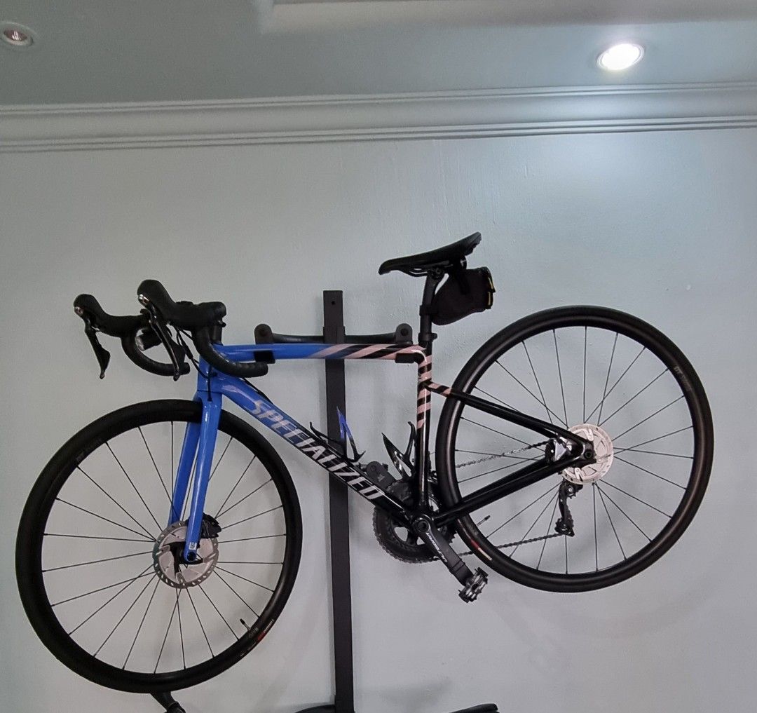 Specialized Tarmac SL6 Comp (Category: Bicycles) located in Singapore. Submitted by susie04 (Listing ID 1405927118, Image 2). Description: - Full Shimano Ultegra Group Set - Size 44 - Includes saddle bag - Includes water bottle cages - Cleaned after every ride - Handlebar tape newly changed - Will throw in a helmet, if needed.