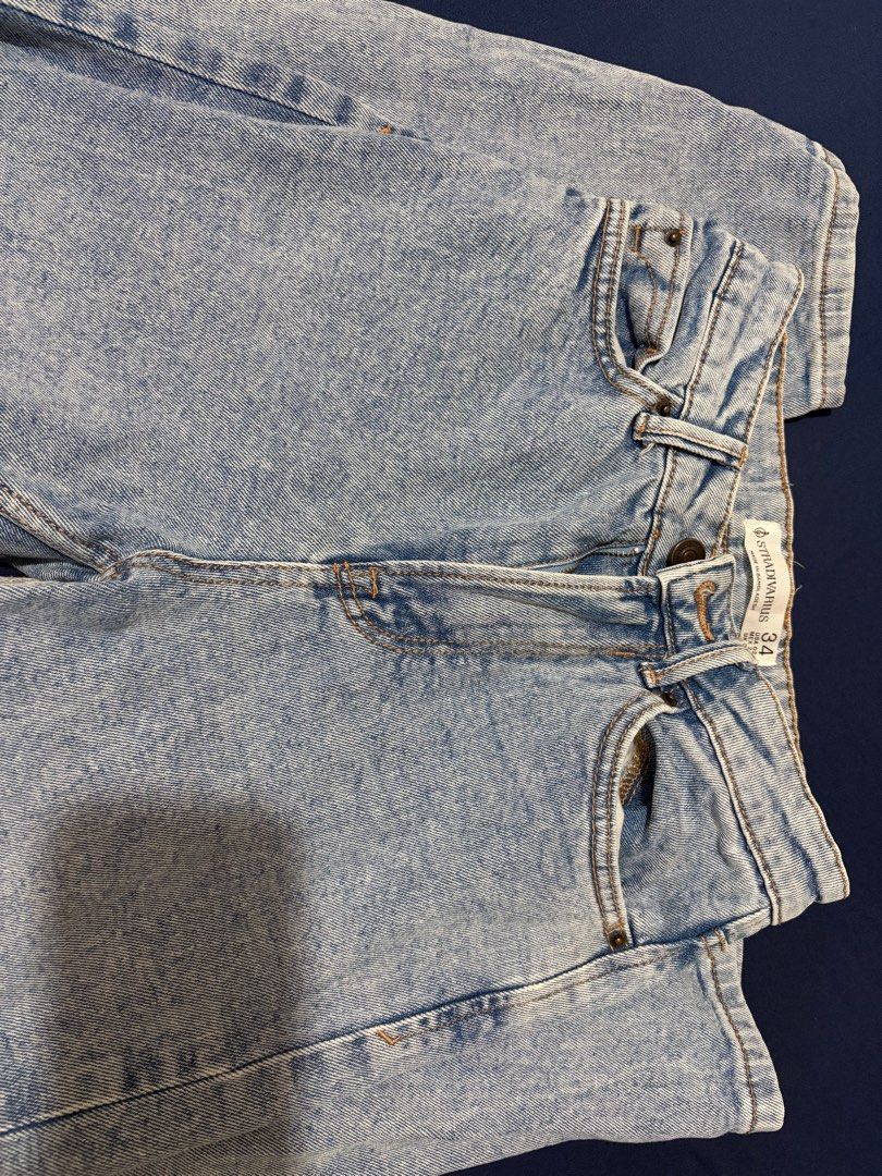Stradivarius Mom Jeans (Category: Jeans) located in Manila. Submitted by garlicbread19 (Listing ID 1405980798, Image 3). Description: Can fit 24-26 waist line!.