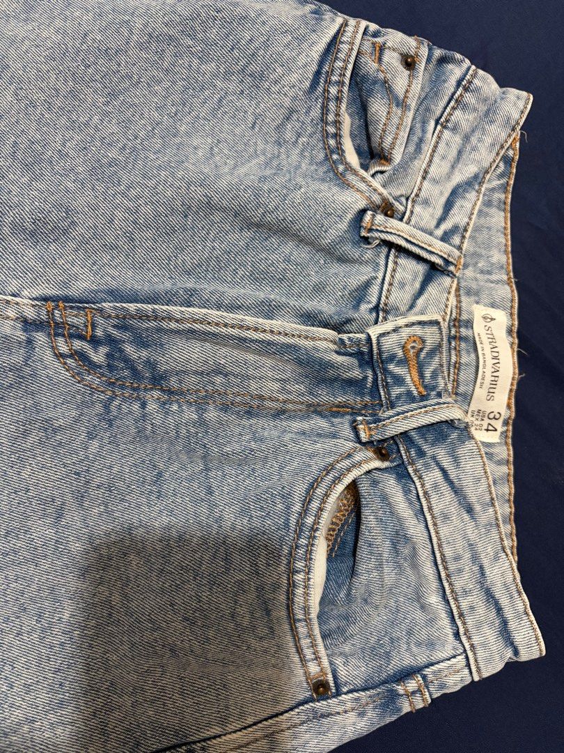 Stradivarius Mom Jeans (Category: Jeans) located in Manila. Submitted by garlicbread19 (Listing ID 1405980798, Image 2). Description: Can fit 24-26 waist line!.