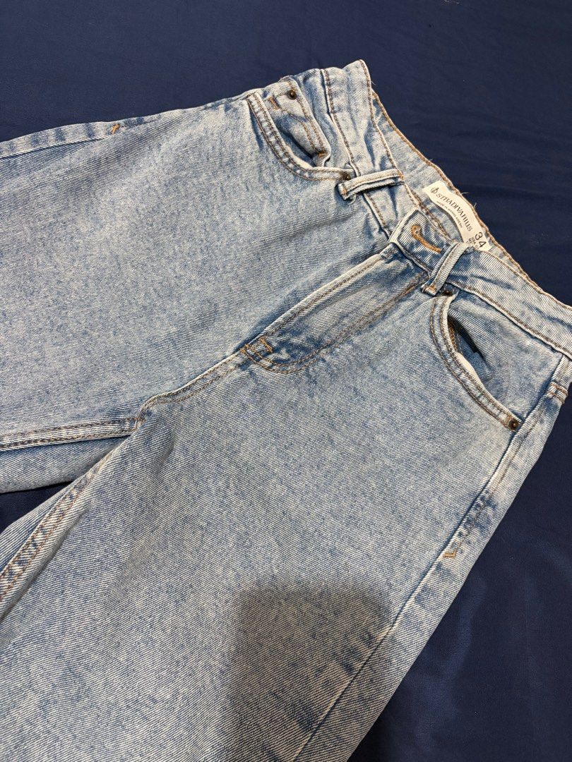 Stradivarius Mom Jeans (Category: Jeans) located in Manila. Submitted by garlicbread19 (Listing ID 1405980798, Image 1). Description: Can fit 24-26 waist line!.