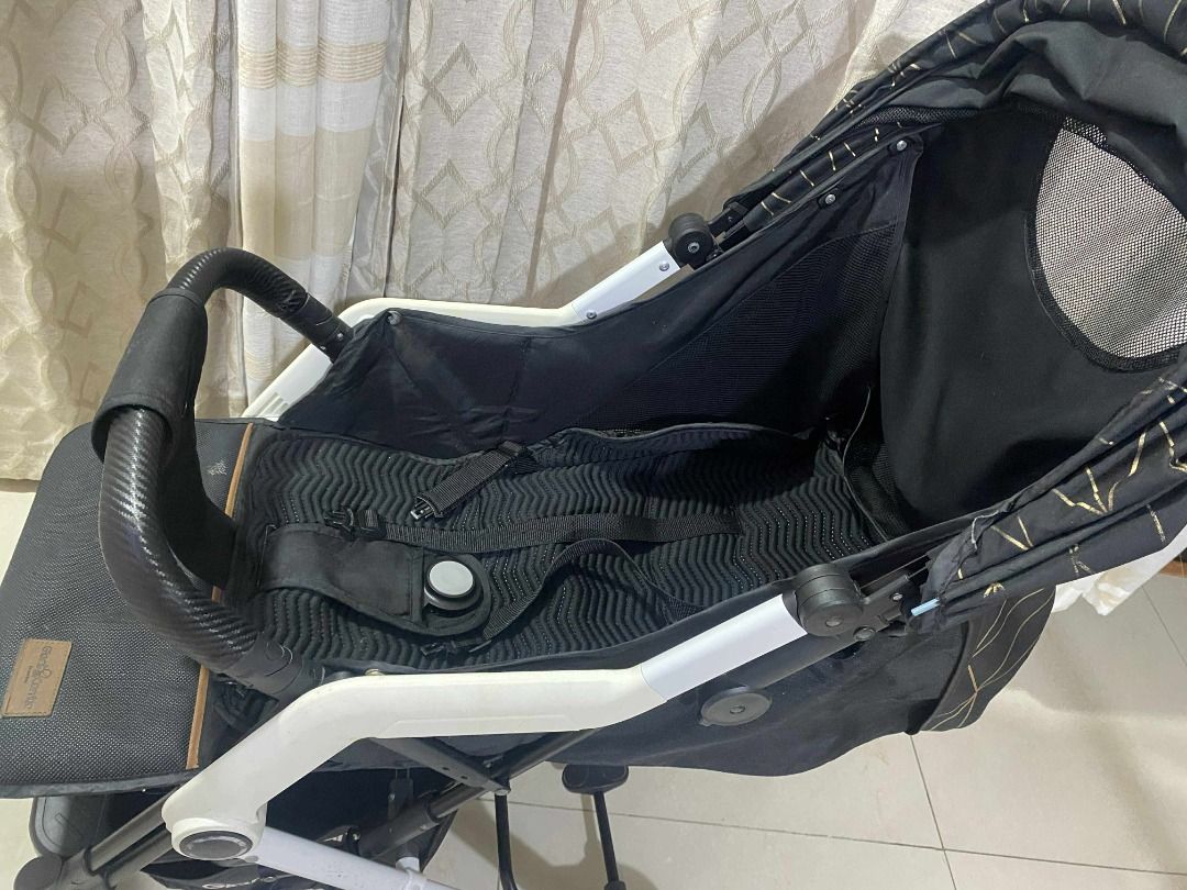 Stroller (Category: Strollers) located in Caloocan City. Submitted by loreinnemndz (Listing ID 1405956363, Image 3). Description: ✨ Stroller Features ✨ 👶•Extended Canopy - For extra sun protection 👜•One-Key Folding - Easy and quick to fold for on-the-go parents 👀•Peek-a-Boo Window - Keep an eye on your little one anytime 🛴•Trolley Function - Roll it like luggage for effortless transport 💺•Multi-Position Reclining Seat 🦶•Adjustable Footrest 