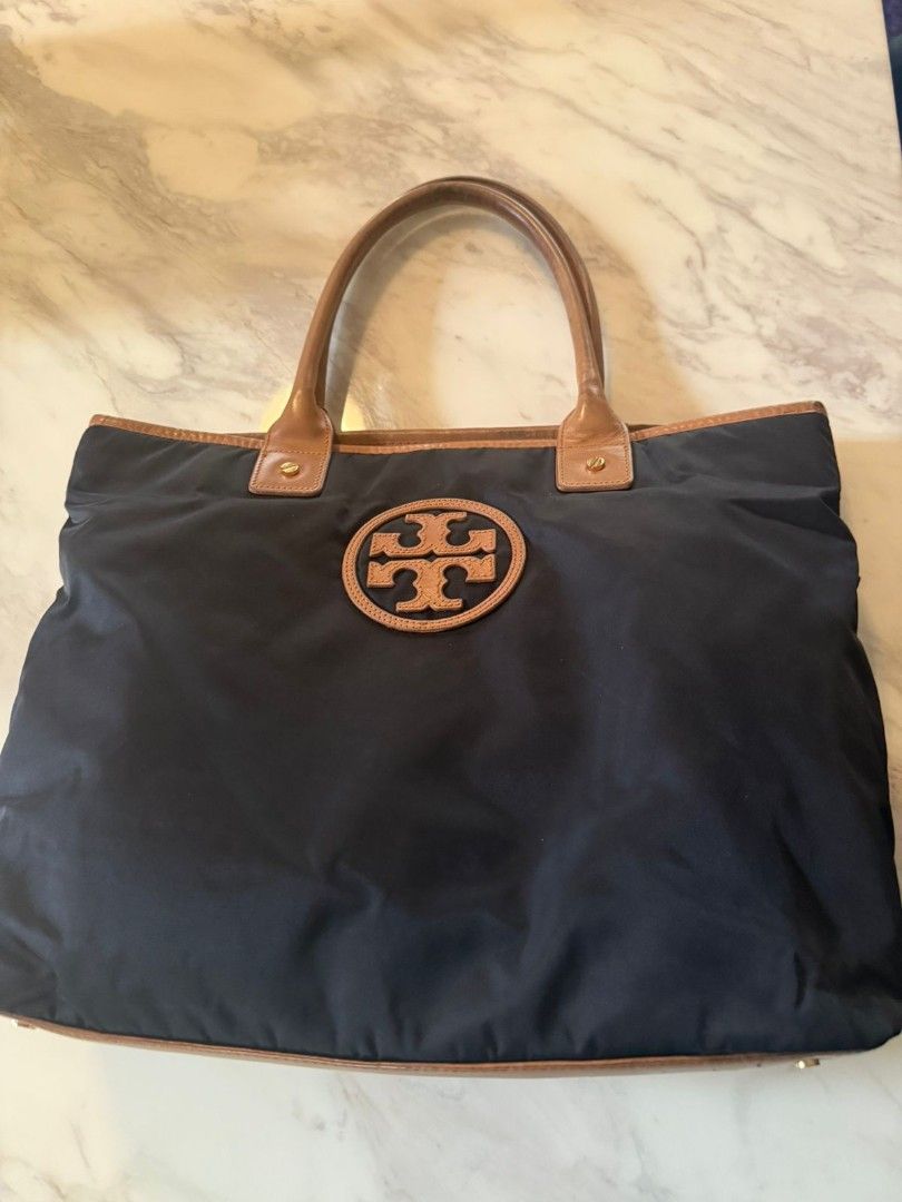 Tory burch tote bag decluttering sale (Category: Luxury Bags & Wallets) located in San Juan City. Submitted by dailydealsphest2010 (Listing ID 1398697452, Image 3). Description: tory burch tote bag authentic 💯 no damage no defects.