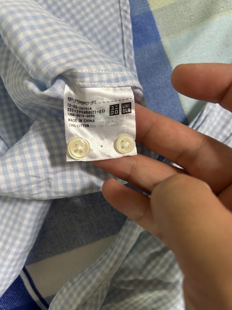 UNIQLO Broadcloth Shirt Large (Category: Formal Shirts) located in Caloocan City. Submitted by originalfinds (Listing ID 1405916745, Image 3). Description: No issue Large Uniqlo Grab/Lalamove or JnT.