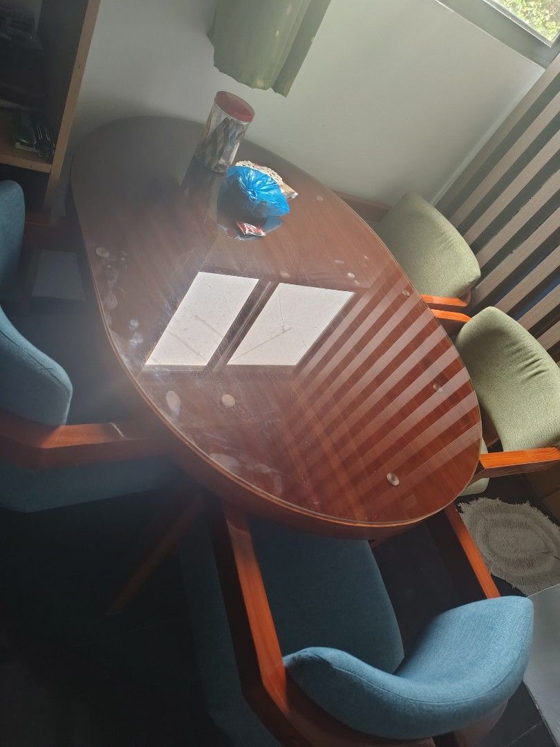 Wooden Dining Table with Chairs (Category: Tables & Sets) located in Taguig. Submitted by ricky08 (Listing ID 1405908279, Image 3). Description: di kasya sa bahay nabili lang nung Nov. 23 2025. 30k ko nabil -pwede din swap sa gadget taguig location ko PM po - Oval wooden dining table with a glossy finish. 4ft ung haba at 3ft ang lapad ng lamesa PM po may bawas pa.