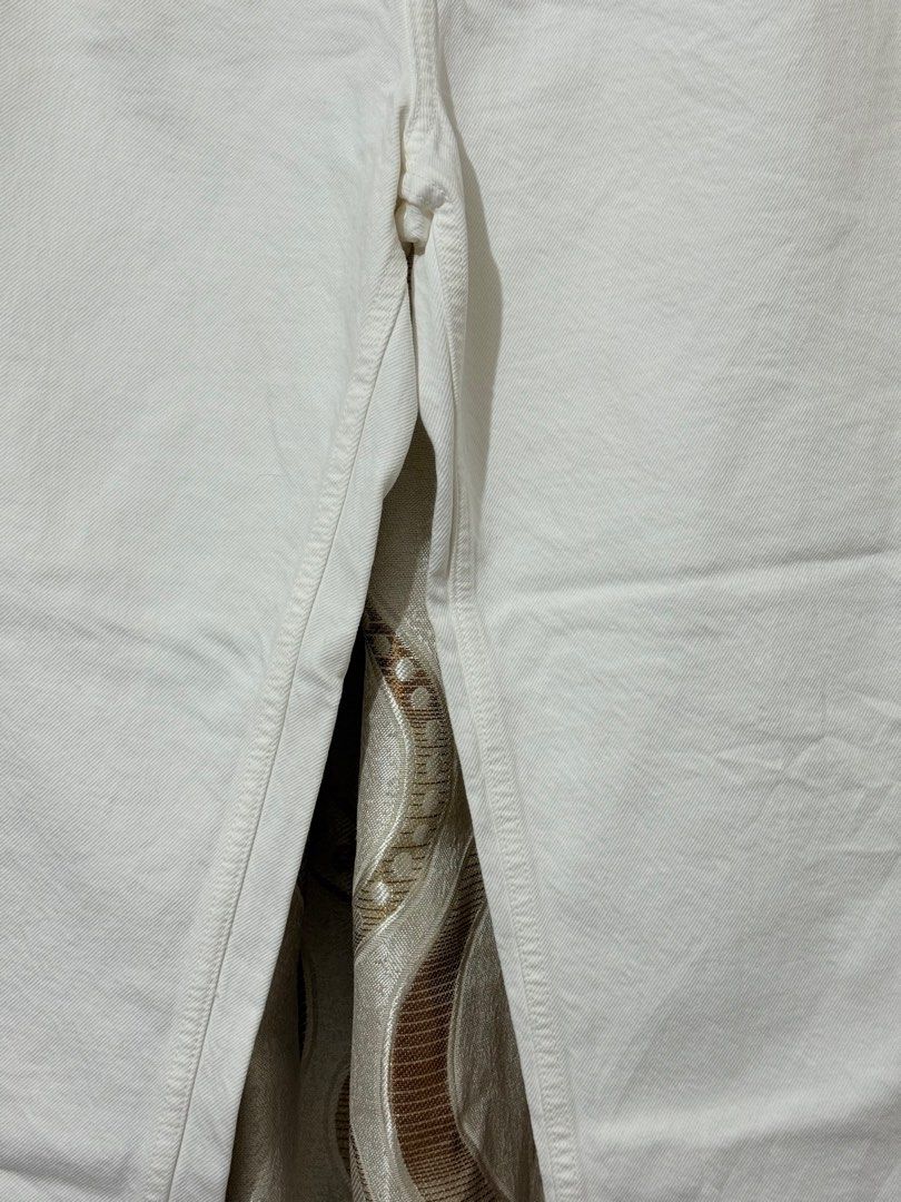 Zara White straight Leg Jeans (Category: Jeans) located in Baguio. Submitted by baguiogurl2 (Listing ID 1405952711, Image 3). Description: Size 26 laid flat via TM Length 37.5 Brand new & HIGH QUALITY 100% COTTON Last price posted No when worn pics.