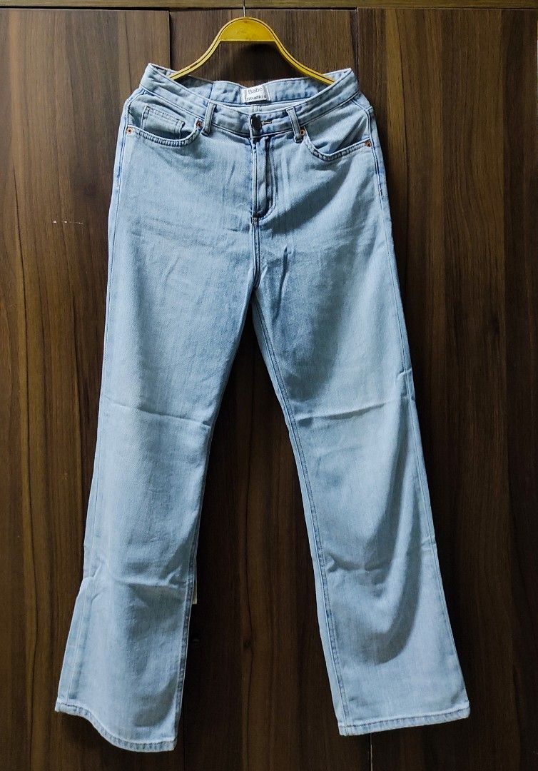 👖 Babo Studios Light Wash Denim Jeans (Size Medium) - 98% Cotton (Category: Jeans) located in Quezon City. Submitted by declutter_mnl01 (Listing ID 1406241429, Image 1). Description: Condition: Pre-loved (Needs minor repair / Manage expectations) Description: Selling this nice pair of light wash jeans from Babo Studios. These are made of a high-cotton blend which gives them a sturdy, authentic denim feel. Details: Brand: Babo Studios Tag Size: M