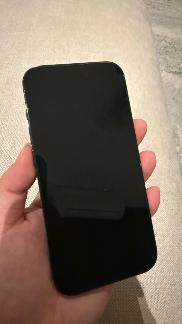 (Category: iPhone 14 Series) located in Singapore. Submitted by justintjy (Listing ID 1406250037, Image 2). Description: - iPhone 14 Pro (Space Black) - No scratches on screen or back - Clean camera lenses - Fully functional.