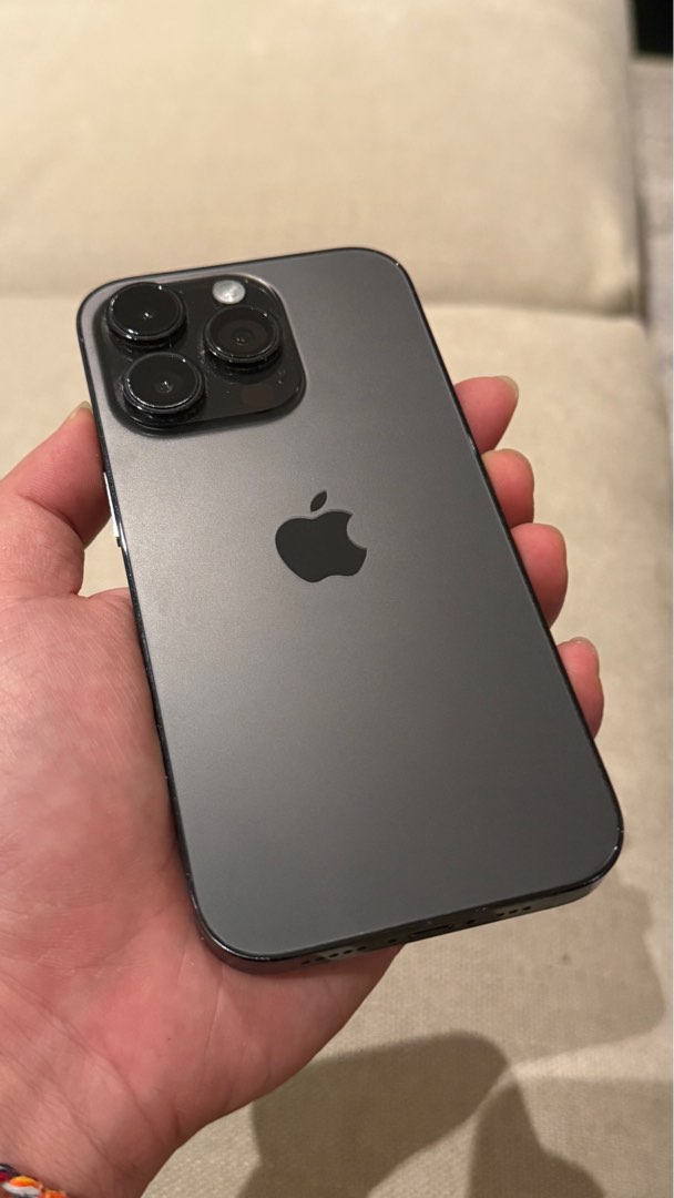 (Category: iPhone 14 Series) located in Singapore. Submitted by justintjy (Listing ID 1406250037, Image 1). Description: - iPhone 14 Pro (Space Black) - No scratches on screen or back - Clean camera lenses - Fully functional.