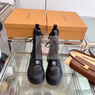 (Category: ) located in . Submitted by shoes.locker (Listing ID 1406101078, Image 1). Description: .