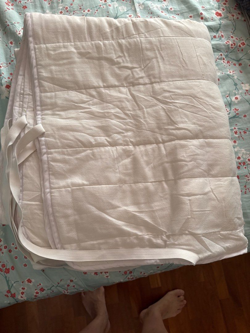 Bed protector (Category: Bedding & Towels) located in Singapore. Submitted by tanjann (Listing ID 1406135892, Image 1). Description: King size .