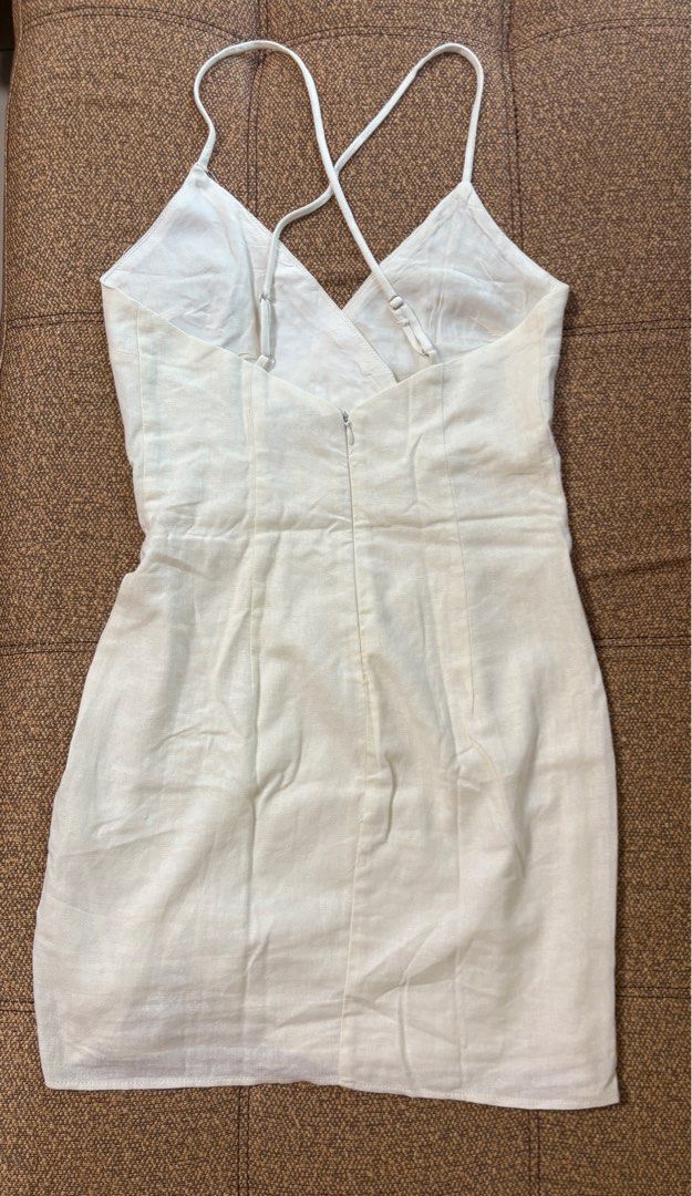 Bershka Linen dress (Category: Dresses) located in Barugo. Submitted by green.trendsetter (Listing ID 1406101633, Image 2). Description: Closet clear-out!✨ Well-loved pieces looking for a new home 💕 Rfs: moving abroad.