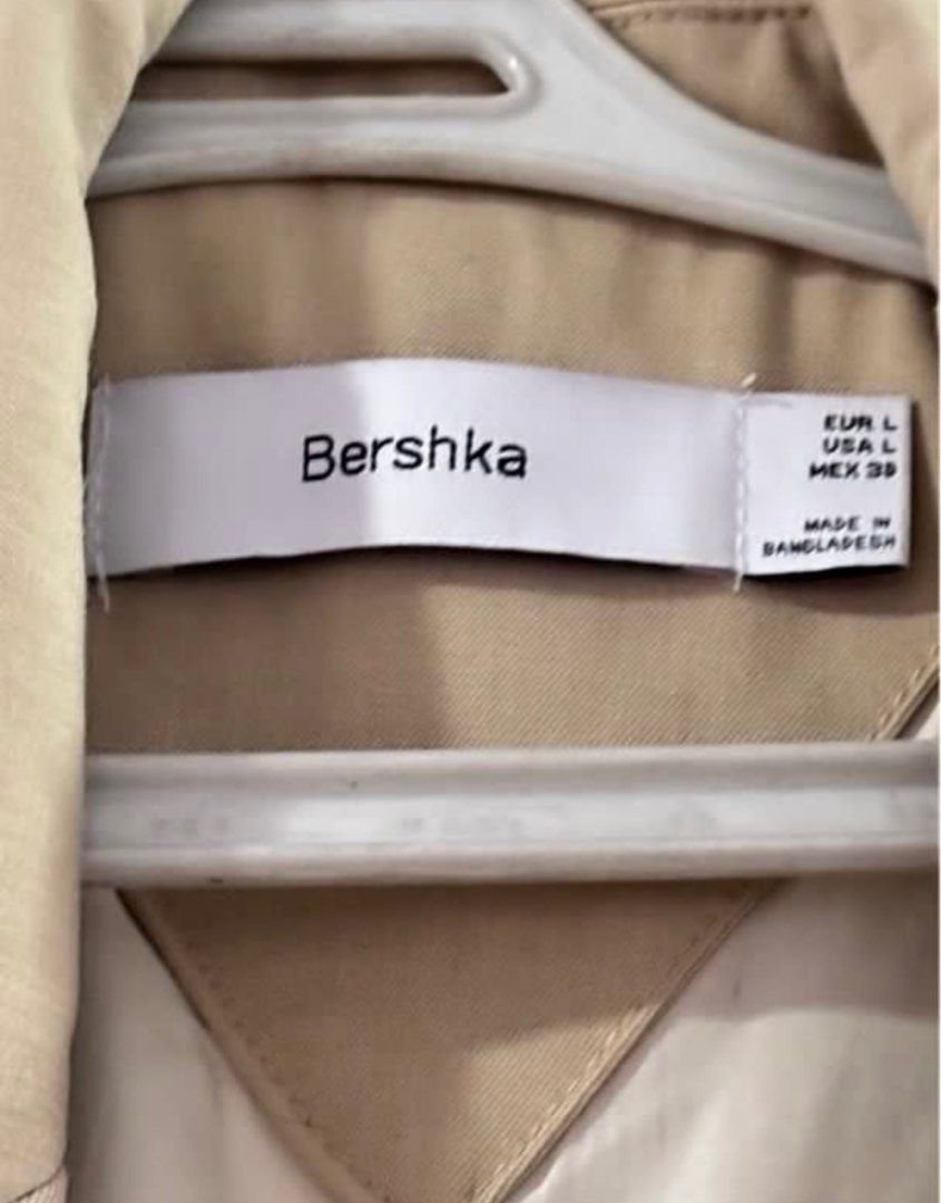 Bershka Sleeveless Blazer Vest (Category: Sleeveless) located in Manila. Submitted by jngrc (Listing ID 1406247853, Image 2). Description: Bershka Size Large No flaws.