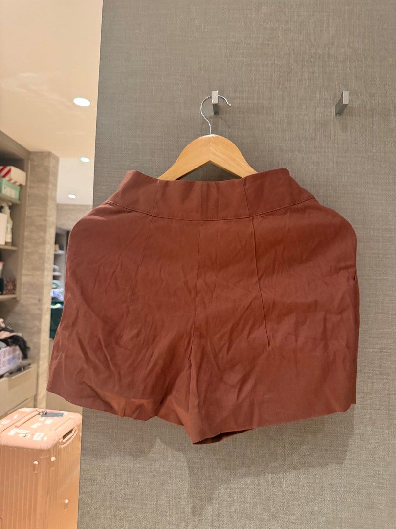 Club Monaco Brown Shorts Size 2 (Category: Shorts) located in Quezon City. Submitted by patpotpit (Listing ID 1406199367, Image 3). Description: Club Monaco brown shorts. Features a high-waisted design. Size 2. The shorts are a solid brown color. Made in Vietnam. The shorts are hanging on a wooden hanger..