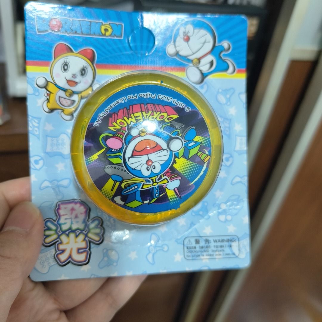 Doraemon （分類：兒童玩具）位於 Hong Kong。 由 ball_sonking 提交（商品編號 1406226401，圖片 1）。簡介： 這是一個Doraemon彈珠汽水悠悠球，包裝上有Doraemon的卡通圖案。悠悠球的設計色彩鮮豔，包裝背面有警告標示。適合Doraemon粉絲收藏或送禮。產品上印有1970-2023 Fujiko Pro的授權標誌。。