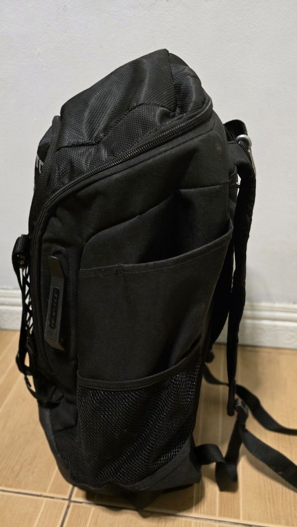 Easton Walk-Off NX Elite Baseball Backpack (Category: Other Sports Equipment and Supplies) located in Marikina City. Submitted by bingbing29 (Listing ID 1406230333, Image 3). Description: -Used only once -Designed for carrying baseball or softball equipment -Extra-wide mouth opening for easy access to the main compartment -Unique hex-grid tarpaulin helmet holder for external storage. -"Gear Klip" on the exterior sides to hold cleats, gloves, or o