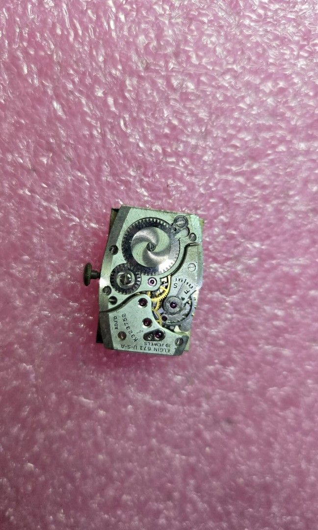 Elgin usa (Category: Luxury Watches) located in Caloocan City. Submitted by great_2003 (Listing ID 1406121676, Image 3). Description: good running condition need cleaning as is only wysiwyg 19 jewels k323752. adj ' d manual hand wind.