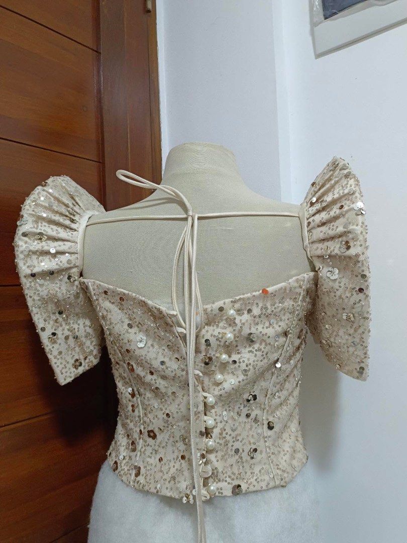 FOR RENT Filipiniana (Category: Evening dresses & gowns) located in Manila. Submitted by declutterdoctor (Listing ID 1406246005, Image 3). Description: pm for details :) available for meetup UST España and same day delivery.
