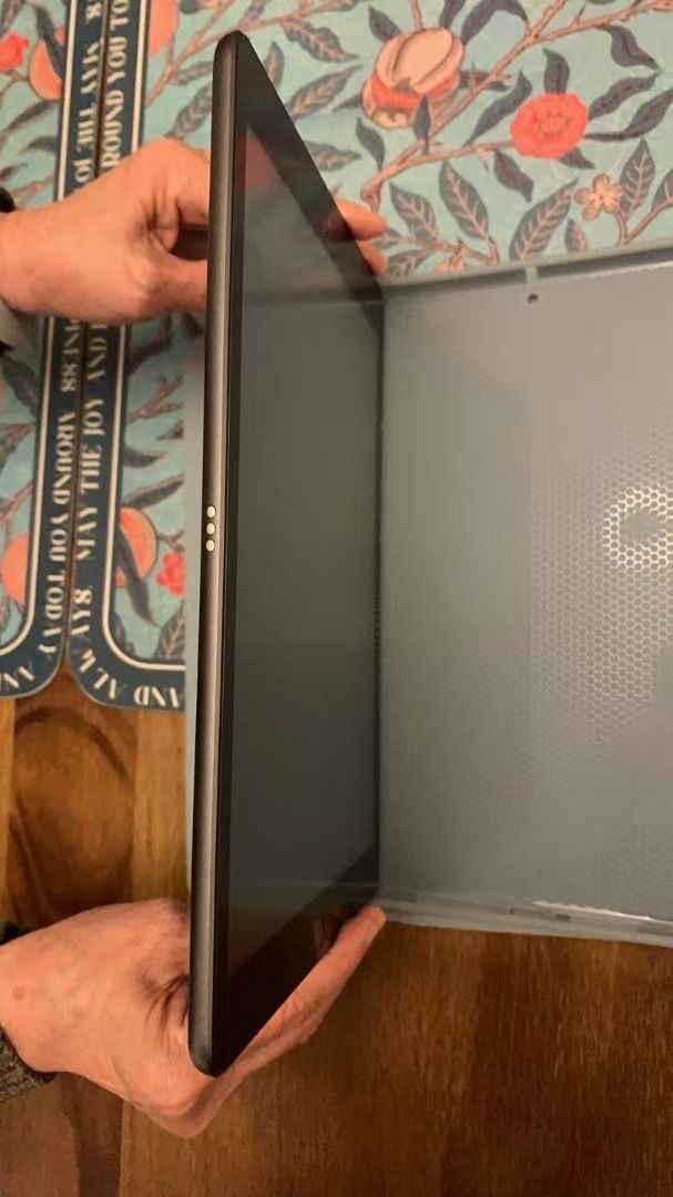 Gen 9 iPad ($1500) （分類：平板電腦 - iPad）位於 Hong Kong。 由 hisiyo 提交（商品編號 1406228070，圖片 3）。簡介： Generation 9 iPad, Wifi Only. Space gray color, with 256GB storage. In great condition, always used with screen protector. Pickup near Central.。