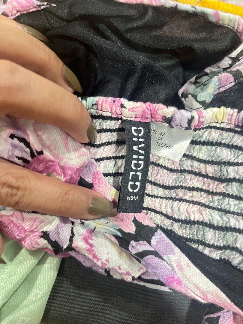 H&M crop top M (Category: Blouses) located in Manila. Submitted by ctfashion_ (Listing ID 1405718347, Image 3). Description: Medium size Crop top.