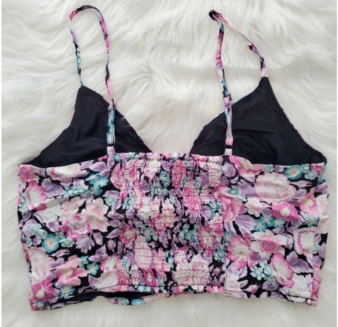 H&M crop top M (Category: Blouses) located in Manila. Submitted by ctfashion_ (Listing ID 1405718347, Image 2). Description: Medium size Crop top.