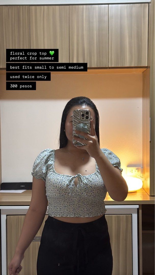 H&M Floral Crop Top (Category: Blouses) located in Manila. Submitted by declutterdoctor (Listing ID 1406246935, Image 1). Description: .