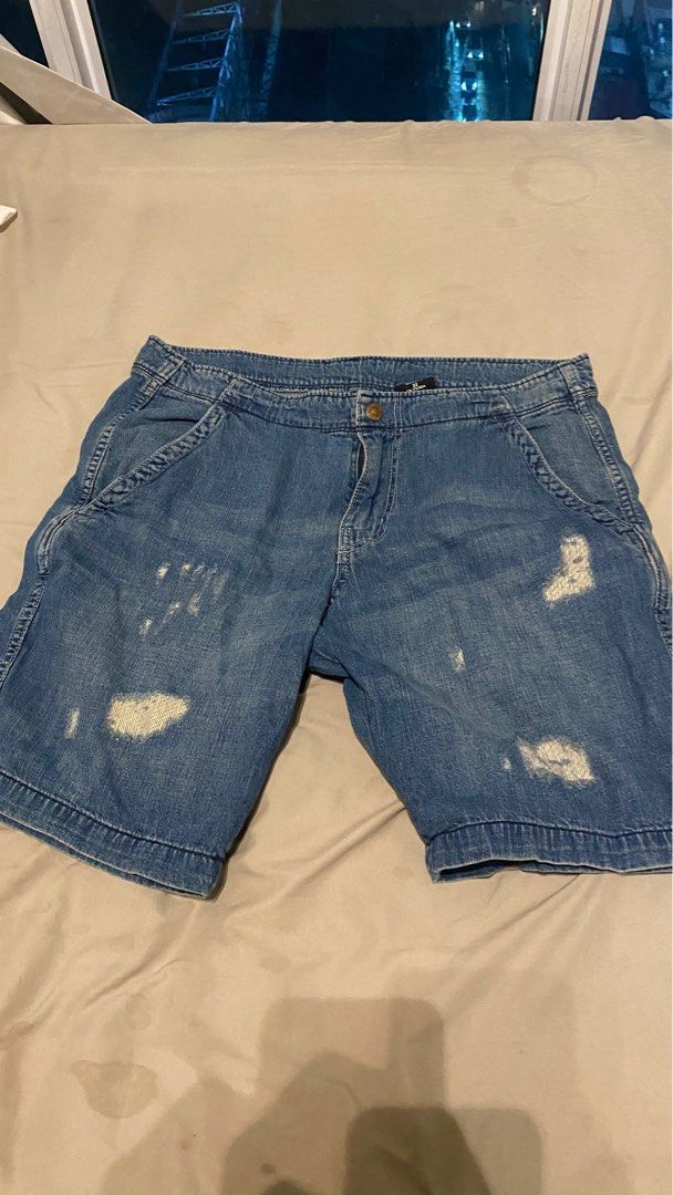 H&M Regular Waist Shorts - Size 32 (Category: Shorts) located in Mandaluyong City. Submitted by choloooo (Listing ID 1406197758, Image 1). Description: - H&M regular waist shorts - Size: 32 - Features a button and zipper closure - Distressed design with faded areas - Made in Bangladesh.